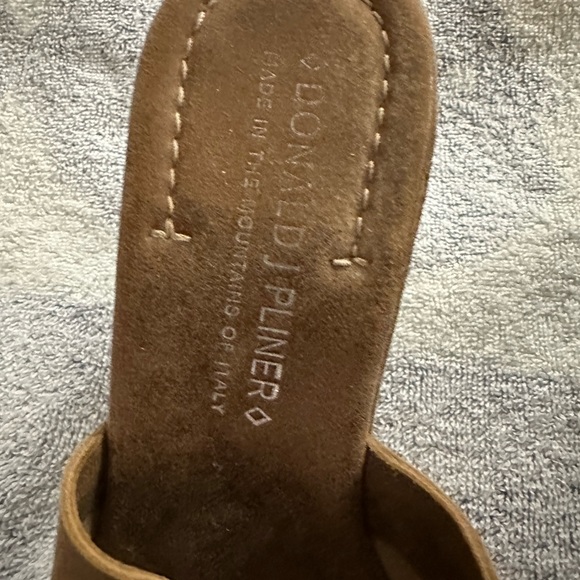 Ladies Donald Pliner SUEDE wedge shoes - Picture 3 of 3